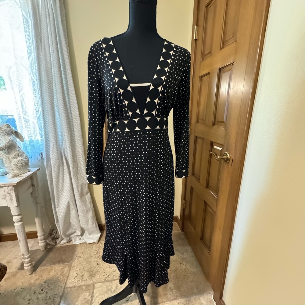 Body hugging dress with godet hem